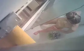 Подсматривает за сестрой принимающей душ