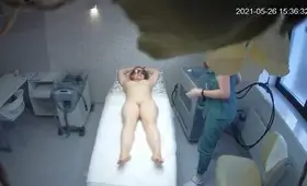 Девушке делают эпиляцию