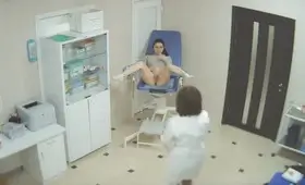 Девушка сдает у врача анализы