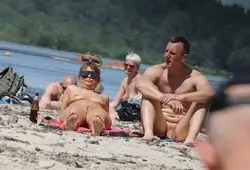 Подсматривают за нудистами